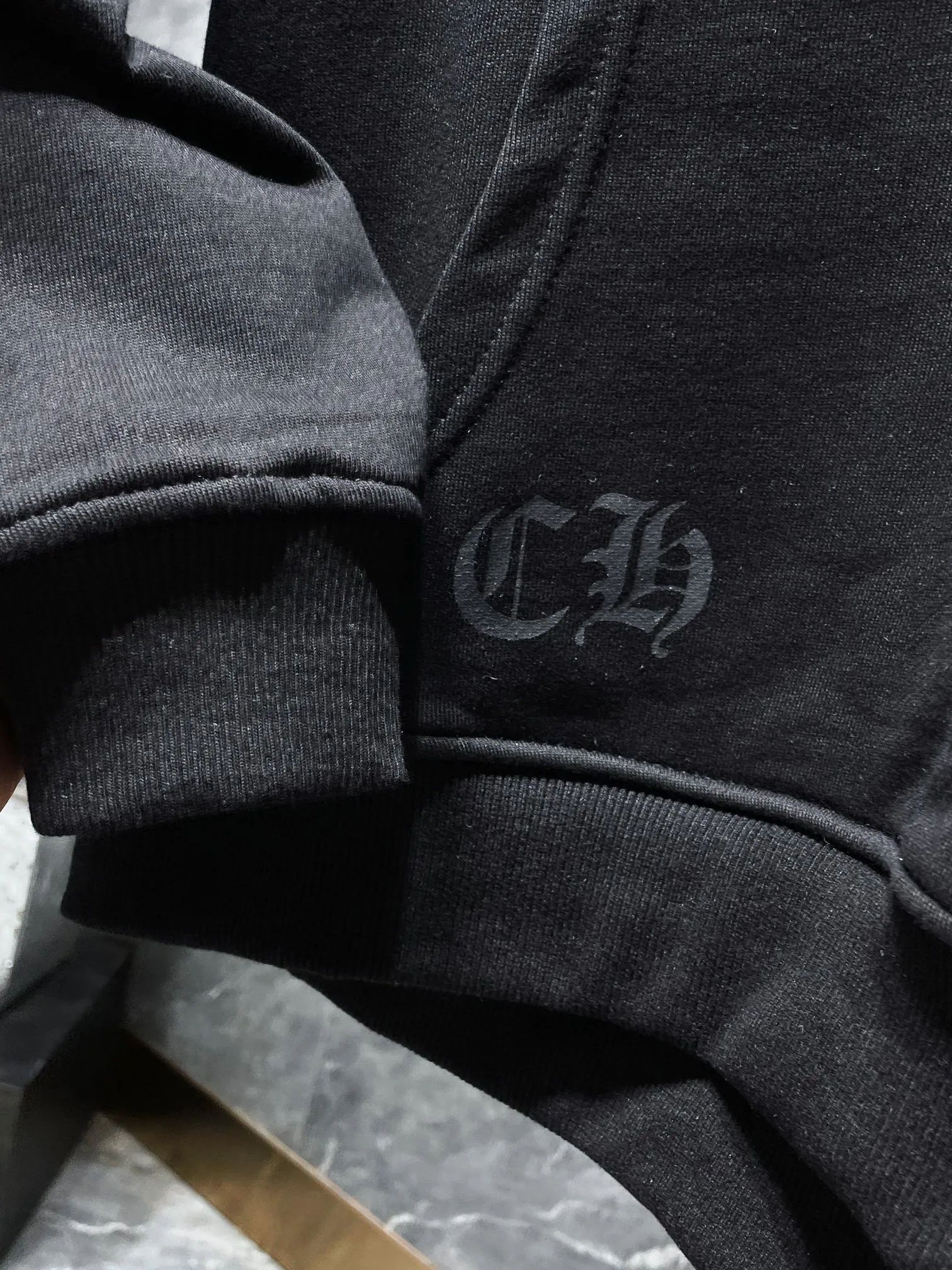 P246 Chrome Hearts Autumn and Winter 2025 Counter Synchronization ❤️ Chrome Sanskrit hooded sweatshirt High version embroidery ➕ Leather version Improved customized version 1:1 high-weight high-quality fabric 🌈Recommended colors: white black 🌈 Size: S, M, L, XL